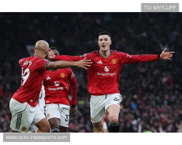 谢什科绝杀瞬间：曼联替补席狂欢，富勒姆门将瘫坐草地